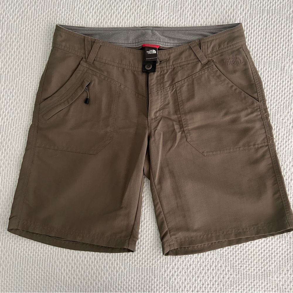 North Face Women’s Tan Cargo Shorts Outdoor Ready
